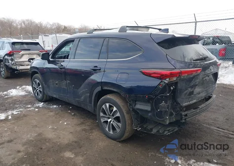 2020 Toyota Highlander Xle z USA, uszkodzony, nr VIN 5TDHZRBH2LS048620